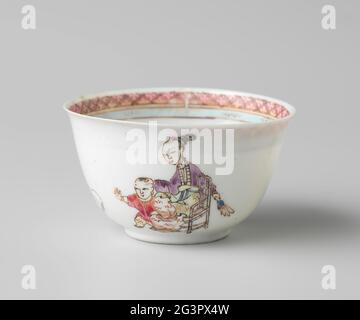 Glockenförmige Tasse und Untertasse mit einer chinesischen Dame, einem Jungen und einem Kaninchen. Glockenförmiger Kopf aus Porzellan, auf die Glasur in blau, rot, rosa, grün, gelb gemalt, Lila, schwarz und Gold. An der Wand eine chinesische Dame auf einem Stuhl mit einem Jungen neben ihr und einem Kaninchen für ihn; sie sind umgeben von glücklichen Gegenständen wie einer Drachenvase, einer Vase mit Korallen- und Pfauenfedern, einer Blumenvase, einem Obstkorb, einem Räuchergefäß und einer Vase mit Rollen; Der Innenrand mit einer dekorativen Bindung mit Serviette. Ein Gießzweig auf dem Boden. Der Kopf wurde gebrochen. Familie Rose. Stockfoto