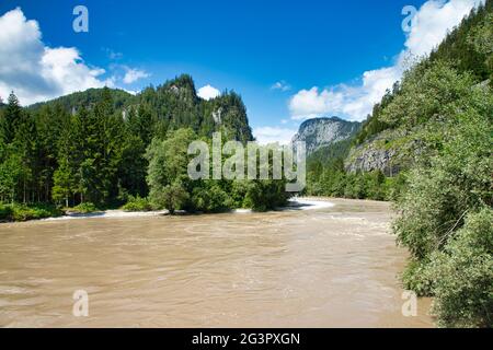 Bräunliches Wasser nach Regen in der Enns, Nationalpark Gesäuse, Österreich Stockfoto