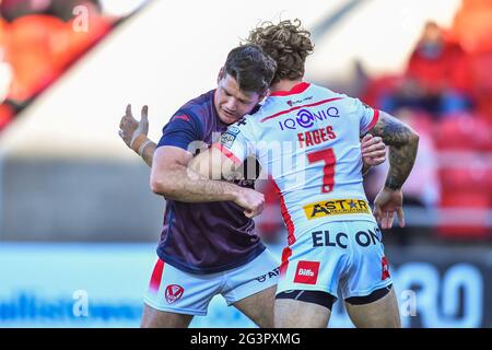 Lachlan Coote (1) und Theo Fages (7) von St. Helens beim Vorspiel-Aufwärmen in, am 6/17/2021. (Foto von Craig Thomas/News Images/Sipa USA) Quelle: SIPA USA/Alamy Live News Stockfoto