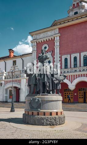 Denkmal für die Gründer der russischen Eisenbahnen in der Nähe des Kasanski Bahnhofsgebäudes: Moskau, Russland - 26. Mai 2021 Stockfoto