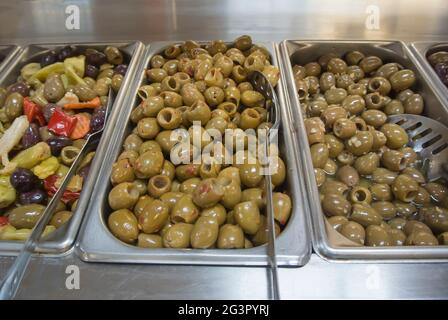 Self Service Food Unit Mit Grünen Oliven Stockfoto