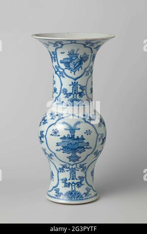 Baluster Becherglas Vase mit Blumenrollen und wertvollen Objekten. Balusterförmige Cup-Feder aus Porzellan mit breitem Hals, in Unterglasur blau lackiert. Bauch und Hals sind mit stilisierten Chrysanthropen bedeckt, in denen der "Schu"-Charakter verarbeitet wurde; zwischen den Bereichen acht Lobby-Kartuschen mit Wertsachen (Diamant, Perle, Musikstein, Bücher) und Antiquitäten (Vase mit Pfauenfedern, Bücher, Räuchergefäß, Objekte eines Gelehrten). Blauweiß. Stockfoto