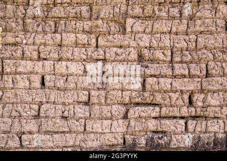 Alte lehmziegelmauer aus Schlamm und Stroh. Nützlich für Hintergründe und Textur. Stockfoto