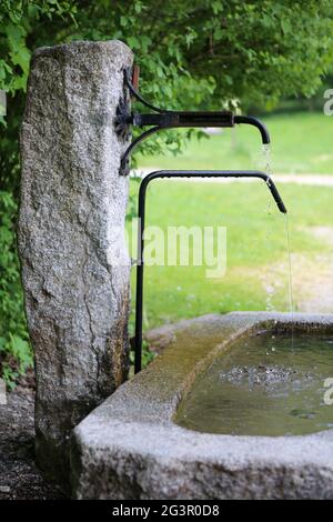 Fontaine d'Eau trinkbar. Contamines-Montjoie. Haute-Savoie. Auvergne-Rhône-Alpes. Frankreich. Stockfoto