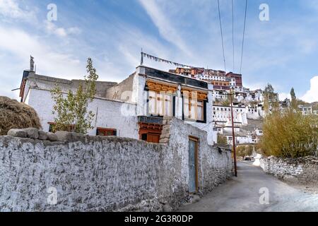 Die indische Stadt Thiksey, die im tibetischen Stil gebaut ist Stockfoto