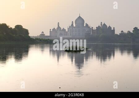 Der Blick auf Taj Mahal von der Flussseite Stockfoto