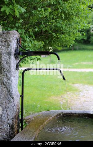 Fontaine d'Eau trinkbar. Contamines-Montjoie. Haute-Savoie. Auvergne-Rhône-Alpes. Frankreich. Stockfoto