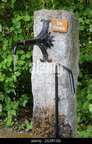 Fontaine d'Eau trinkbar. Contamines-Montjoie. Haute-Savoie. Auvergne-Rhône-Alpes. Frankreich. Stockfoto