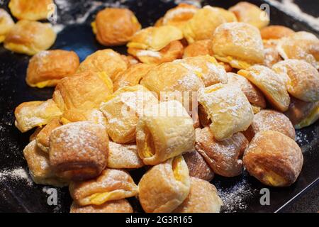 Süße, mit Zucker bestreute Gebäckstücke, die im Speisesaal des All-Inclusive-Hotels ausgestellt sind Stockfoto