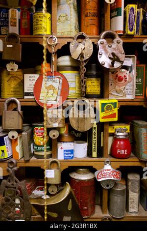 Antike Schlösser und Schlüssel mit anderen Sammlerstücken im Antiquitätengeschäft in Chester, New Jersey, USA Stockfoto