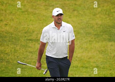 San Diego, Usa. Juni 2021. Brooks Koepka aus den USA, geht am ersten Wettkampftag bei der 121. US Open Championship auf dem Torrey Pines Golf Course in San Diego, Kalifornien, am Donnerstag, den 17. Juni 2021, das zehnte Loch. Foto von Richard Ellis/UPI Credit: UPI/Alamy Live News Stockfoto