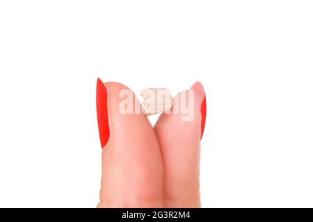 MDMA-Ecstasy-Pille in den Fingern der Frau. Stockfoto