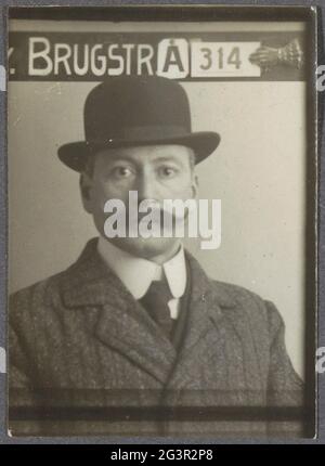 Porträt eines Mannes mit Melone und Schnurrbart. Oben rechts ist die Klemme in Form einer Hand sichtbar, die die Aufzeichnungsnummer sichert. Teil des Fotoalbums mit Porträts, die von niederländischen Studios hergestellt wurden, einschließlich automatischer Fotos. Stockfoto