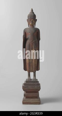 Buddha auf Sockel. Buddha steht auf einem Sockel; Hände und Teile der Arme fehlen. Stockfoto