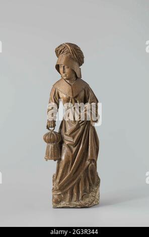 Heilige Frau mit Laterne. Sie steht auf einer aufsteigenden Bodenfläche mit dem geschwungenen rechten Bein etwas zur Seite und mit dem Kopf nach links. Sie trägt die Laterne in der rechten Hand und hält sich mit dem linken Rock hoch, so dass ein Teil davon vom Unterarm abhängt und ihn zu sehen, sowie von den stumpfen Schuhpunkten. Die Frau trägt eine Kapuze mit Stested und einen Turban darüber. Die mit langen Ärmeln, um die Droge, bedeckt, hat einen breiten flachen Kragen. Stockfoto