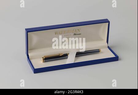 Stiftebox, der mit dem Stift verbunden ist, der bei der Unterzeichnung der Übertragungsprotokolle bei der Privatisierung des Rijksmuseums verwendet wurde. Eine lila Penny Box mit weißem Futter. Die Inschriften auf der Schachtel sind golden. Stockfoto
