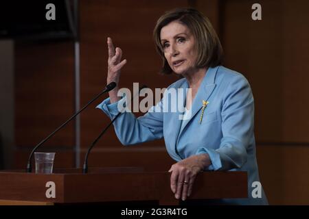 Washington, Usa. Juni 2021. Die Sprecherin DES US-Repräsentantenhauses, Nancy Pelosi (D-CA), spricht während ihrer wöchentlichen Pressekonferenz im HVC/Capitol Hill in Washington über das Urteil des Obersten Gerichtshofs zur Einhaltung des Gesundheitsgesetzes. Kredit: SOPA Images Limited/Alamy Live Nachrichten Stockfoto