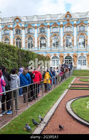 Puschkin-Stadt, St. Petersburg, Russland-um Aug, 2019: Besucher stehen Schlange, um das Museum des Großen Katharinenpalastes mit palastartigen Innenräumen zu besuchen Stockfoto