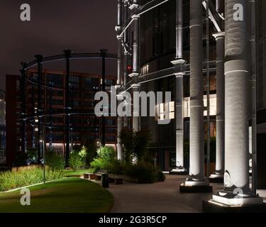 Außenansicht mit Landschaftsgestaltung und Beleuchtung. Gasholders London, London, Vereinigtes Königreich. Architekt: Wilkinson Eyre Architects, 2021. Stockfoto