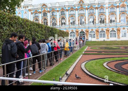 Puschkin-Stadt, Sankt-Petersburg, Russland-um Aug, 2019: Touristen stehen lange Schlange, um den Bernsteinsaal des Großen Katharinenpalastes zu besuchen. Museumsres Stockfoto