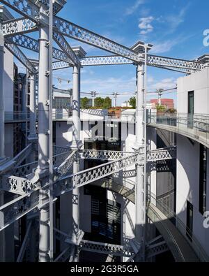 Zentrale Trommel und Gusseisenstruktur. Gasholders London, London, Vereinigtes Königreich. Architekt: Wilkinson Eyre Architects, 2021. Stockfoto