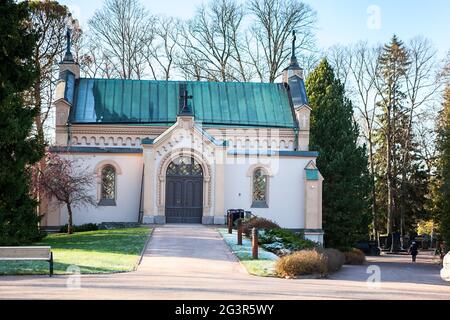 Helsinki, Finnland-um 2019. November: Die alte Kapelle von Hietaniemi befindet sich auf dem Friedhof. Es befindet sich in der Nähe der Kreuzung von Mechelinininkadun und Rautatieka Stockfoto