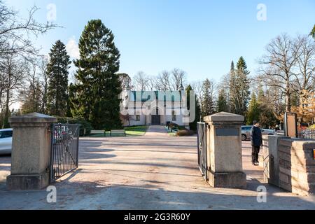 Helsinki, Finnland-um 2019. November: Die alte Kapelle von Hietaniemi befindet sich auf dem Friedhof. Eingangstor zum Territorium. Es befindet sich in der Nähe der Kreuzung von Meche Stockfoto