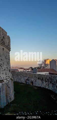 Blick auf den Sonnenuntergang von der Burg Monte Sant'Angelo auf der Halbinsel Gargano in Italien, einem alten Dorf in der Provinz Foggia, Apulien (Apulien), Italien Stockfoto