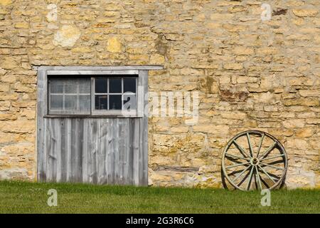 Außenwand der alten Stallscheune im Morgenlicht. Stockfoto