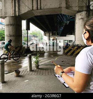 Freiwillige zählen Fahrräder in einigen der verkehrsreichsten Straßen in Metro Manila, während sie Daten gesammelt haben, die helfen werden, die Notwendigkeit für eine sicherere und effizientere Fahrradkultur im Land zu ermitteln. Philippinen. Stockfoto