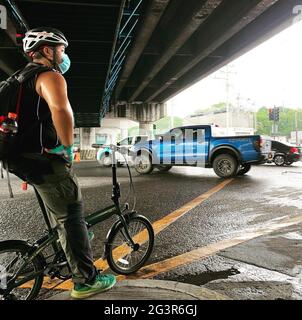 Freiwillige zählen Fahrräder in einigen der verkehrsreichsten Straßen in Metro Manila, während sie Daten gesammelt haben, die helfen werden, die Notwendigkeit für eine sicherere und effizientere Fahrradkultur im Land zu ermitteln. Philippinen.