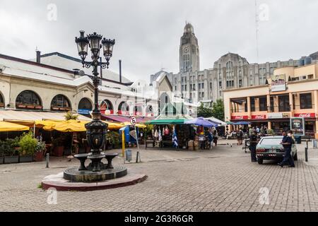 MONTEVIDEO, URUGUAY - 19. FEB 2015: Blick auf eine Straße im Zentrum von Montevideo. Stockfoto