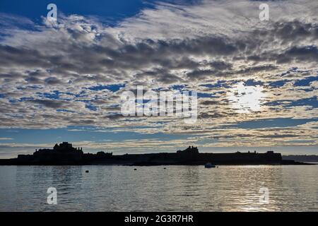 Bild von Elizabeth Castle in Silhouette bei Sonnenuntergang. Jersey CI Stockfoto