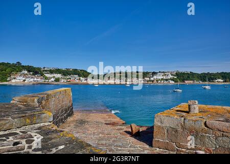 St Aubins Dorf von der Slipanlage des St Aubins Fort an einem sonnigen Tag bei Flut. Jersey CI Stockfoto