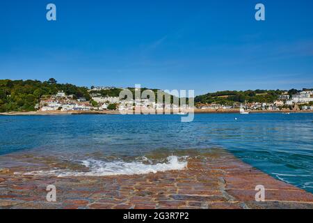 St Aubins Dorf von der Slipanlage des St Aubins Fort an einem sonnigen Tag bei Flut. Jersey CI Stockfoto