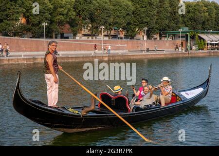 Mailand, Italien - 17 2021. juni - Konzert auf einem Gondelboot bei Sonnenuntergang aus karitativen Gründen. Kampf gegen Krebs Verein. Kredit: Christian Santi/Alamy Live Nachrichten Gutschrift: Christian Santi/Alamy Live Nachrichten Stockfoto