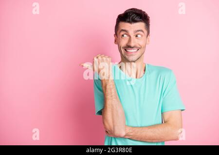 Foto von jungen aufgeregt Mann glücklich Lächeln zeigen Finger leer Raum wählen Beratung Anzeige isoliert über rosa Hintergrund Stockfoto