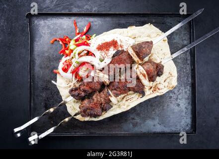 Traditioneller griechischer Souvlaki-Lammspieß mit Paprika Stockfoto