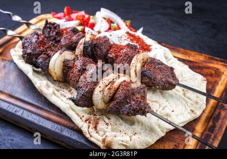 Traditioneller griechischer Souvlaki-Lammspieß mit Paprika Stockfoto