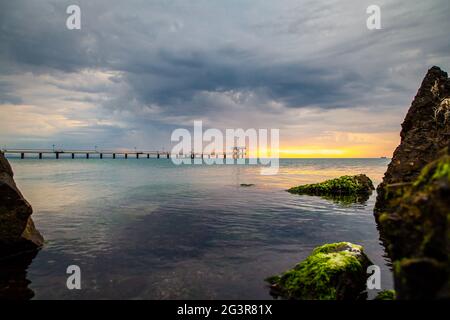Burgas Brücke im Meer in bewölktem Morgen Stockfoto