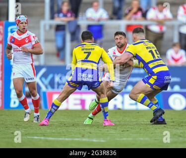 Tommy Makinson (2) aus St. Helens wird von Matt Davis (15) aus Warrington Wolves angegangen Stockfoto