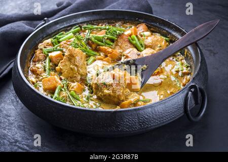 Modern Stil African Krokodil Wangen mit Süßkartoffel Stockfoto