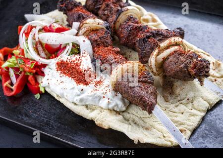 Traditioneller griechischer Souvlaki-Lammspieß mit Paprika Stockfoto