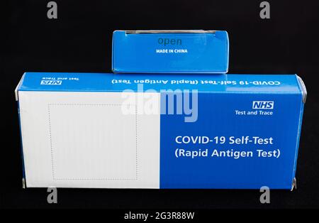 Selbsttest-Kit für Covid-19 (Rapid Antigen Test) aus dem NHS ironisch in China hergestellt Stockfoto