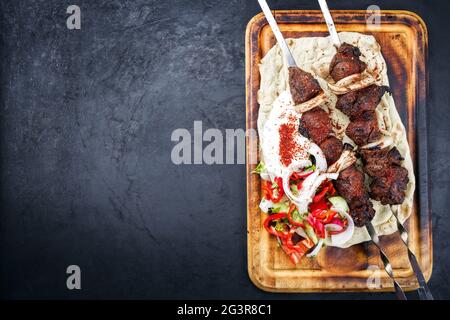 Traditioneller griechischer Souvlaki-Lammspieß mit Paprika Stockfoto