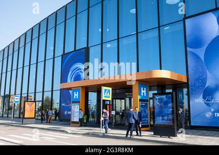 St. Petersburg, Russland-ca. Sep, 2020: Einer der Eingänge des Expoforum-Gebäudes. Es handelt sich um den neu errichteten Großausstellung und Business Cent Stockfoto