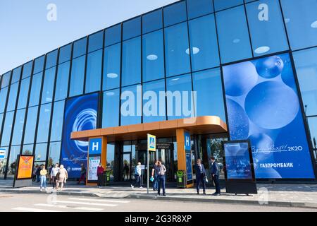 St. Petersburg, Russland-ca. Sep, 2020: Einer der Eingänge des Expoforum-Gebäudes. Es ist das neu erbaute große Messe- und Business-Center Sit Stockfoto