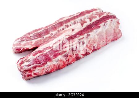 Rohe Schweinelende-Rippen, St Louis geschnitten, als Nahaufnahme auf weißem Hintergrund mit Kopierfläche angeboten - frei von ausgewählten Stockfoto
