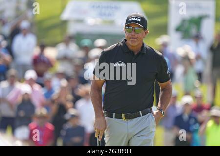 San Diego, Usa. Juni 2021. Phil Mickelson aus den USA reagiert darauf, dass am ersten Wettkampftag bei der 121. US Open Championship auf dem Torrey Pines Golf Course in San Diego, Kalifornien, am Donnerstag, 17. Juni 2021, ein Putt auf dem zehnten Loch fehlt. Foto von Richard Ellis/UPI Credit: UPI/Alamy Live News Stockfoto