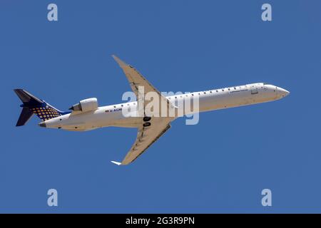 Lufthansa Regional (Lufthansa CityLine) Bombardier CRJ-900 NG (REG: D-ACNI) auf dem Aufstieg aus der Start- und Landebahn 13. Stockfoto